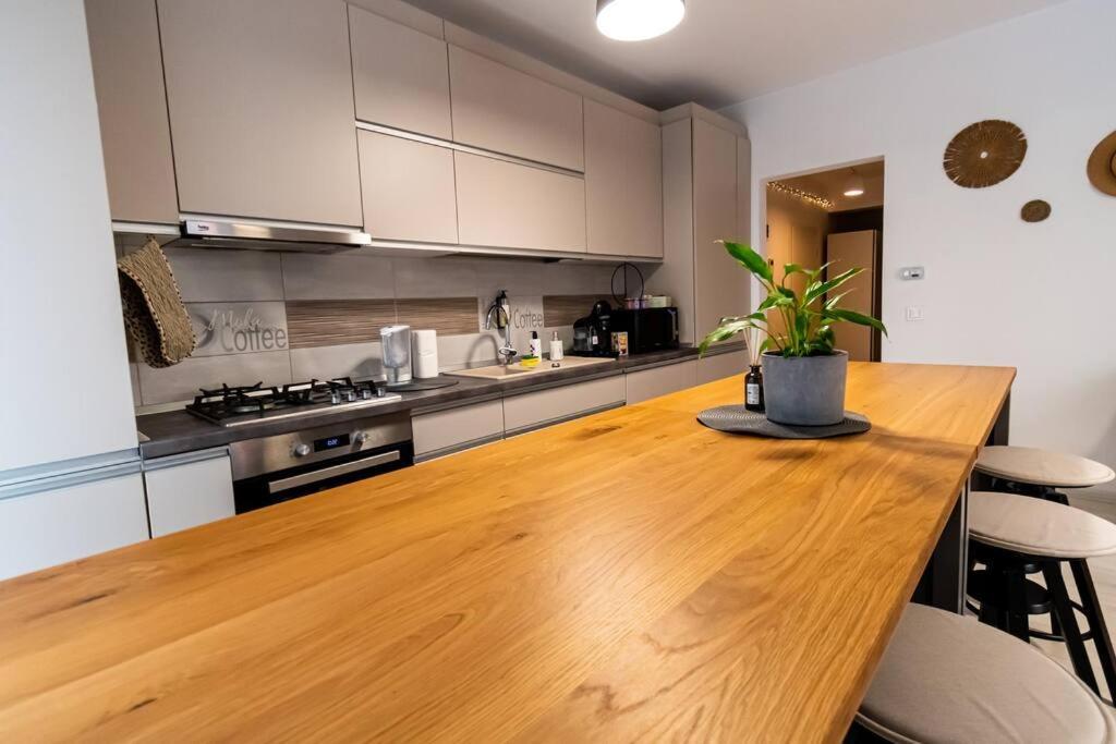 Arte - 2 Bedroom Apartment Near Coresi Mall With Free Parking Brașov Exterior foto